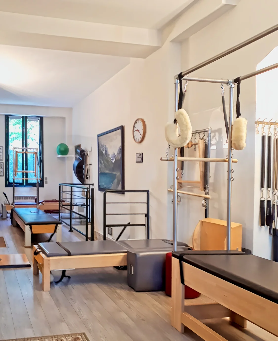 Studio de Pilates classique à Paris 7 avec Cadillac, Reformer et appareils traditionnels de Joseph Pilates