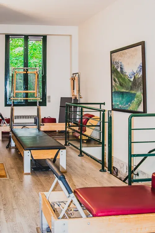 Studio de Pilates équipé à Paris 7 avec Reformer et appareils classiques